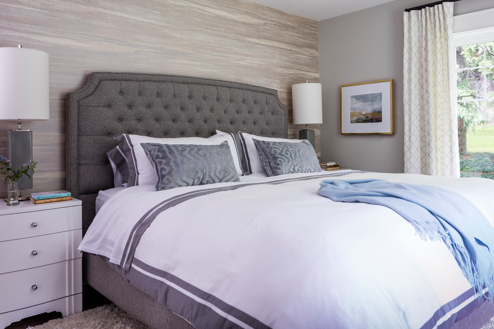 Свежая идея для дизайна: гостевая спальня среднего размера, (комната для гостей) в стиле неоклассика (современная классика) с серыми стенами без камина - отличное фото интерьера