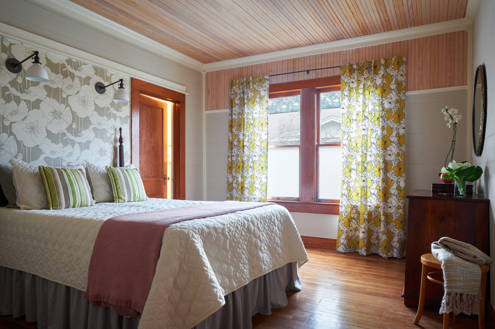 Esempio di una camera da letto classica con pareti grigie, pavimento in legno massello medio e pavimento marrone