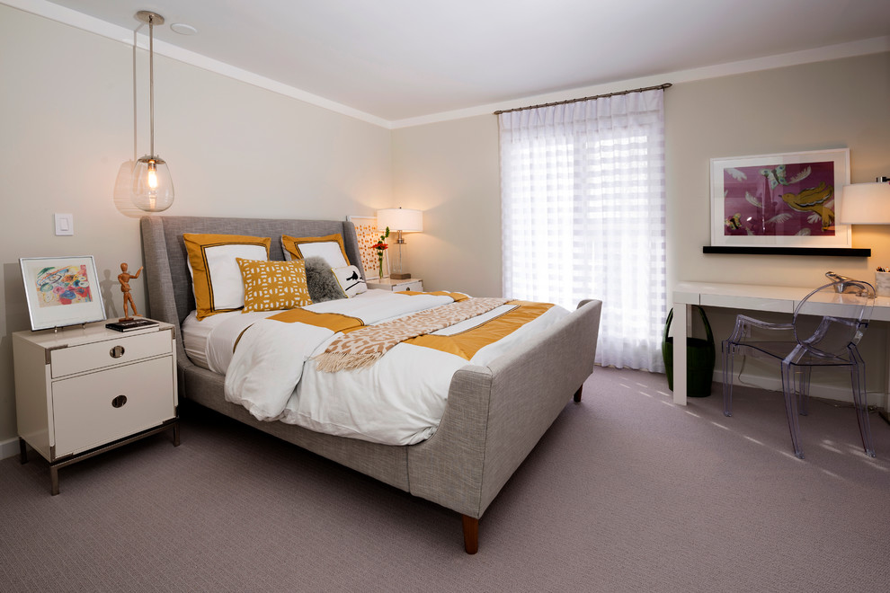 На фото: гостевая спальня среднего размера, (комната для гостей) в современном стиле с зелеными стенами, ковровым покрытием, подвесным камином и коричневым полом с
