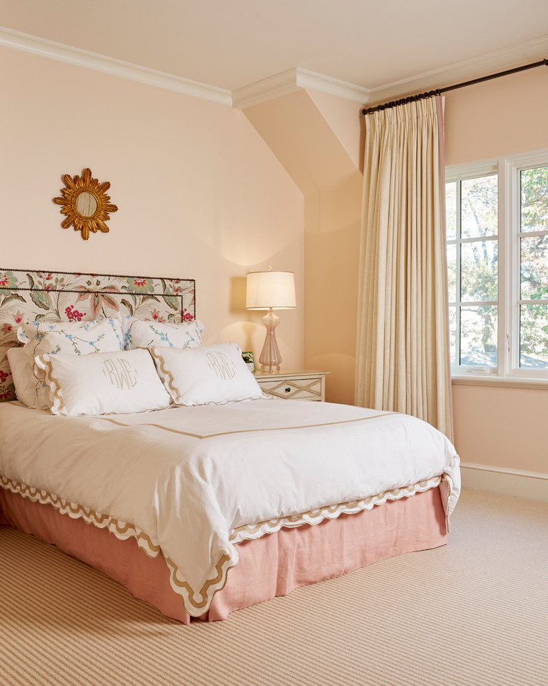 Modelo de dormitorio beige y rosa tradicional con paredes beige y moqueta