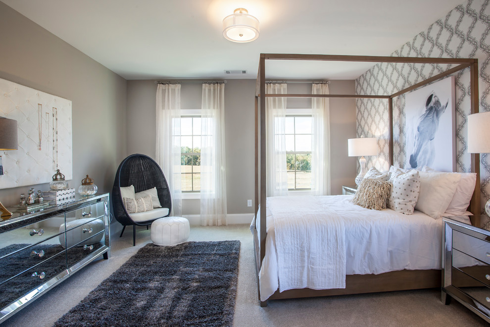 Idee per una camera da letto tradizionale con pareti grigie, moquette e pavimento beige