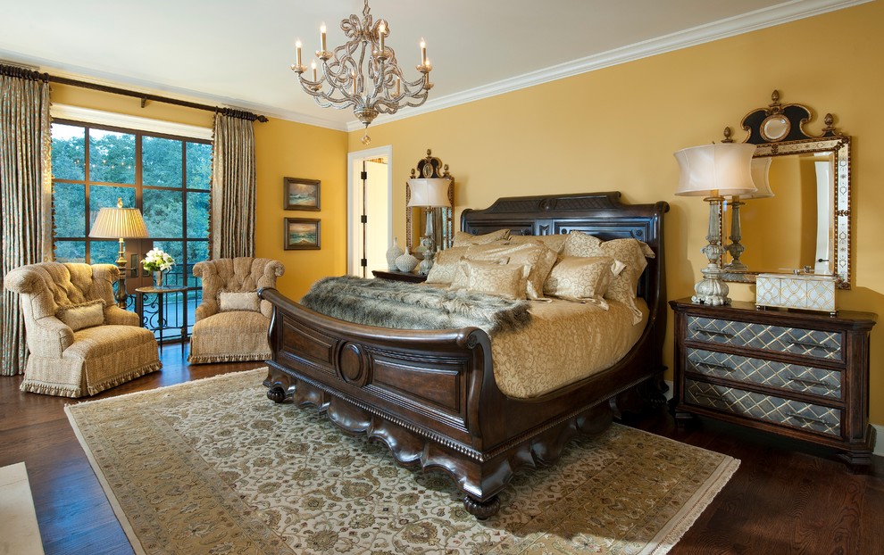 На фото: большая хозяйская спальня в средиземноморском стиле с желтыми стенами, темным паркетным полом и коричневым полом