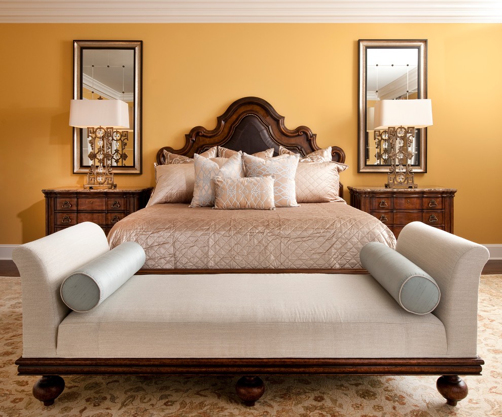 Стильный дизайн: большая спальня в средиземноморском стиле с желтыми стенами, темным паркетным полом и коричневым полом - последний тренд