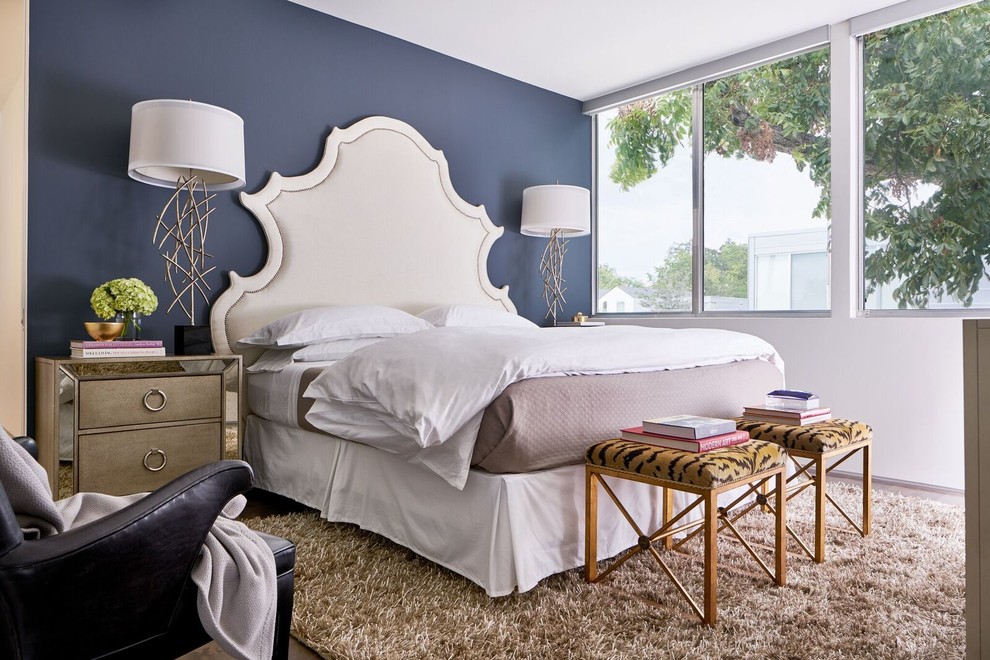 На фото: хозяйская спальня среднего размера в стиле неоклассика (современная классика) с белыми стенами, паркетным полом среднего тона и коричневым полом с