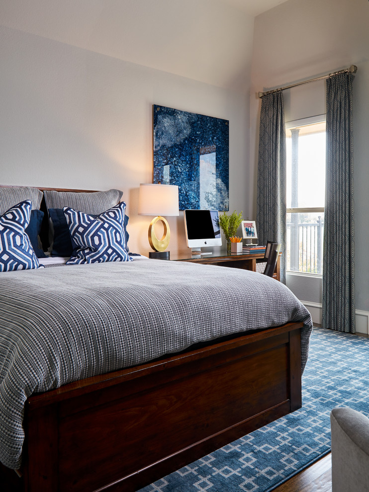 На фото: большая спальня в стиле неоклассика (современная классика) с серыми стенами, паркетным полом среднего тона, коричневым полом и синими шторами без камина