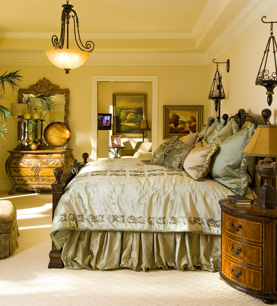 他の地域にある広いトラディショナルスタイルのおしゃれな主寝室 (黄色い壁、カーペット敷き) のインテリア