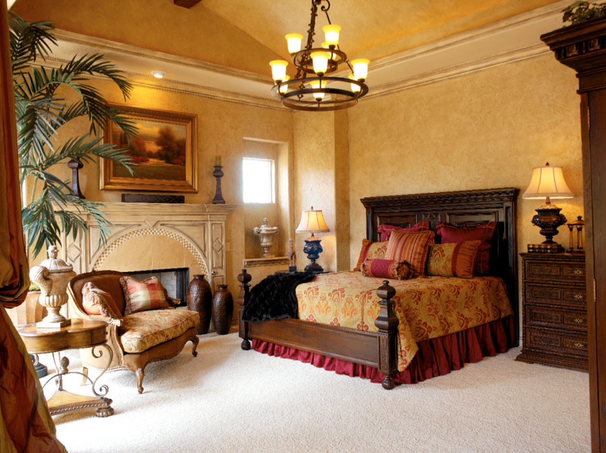 Стильный дизайн: большая хозяйская спальня в средиземноморском стиле с желтыми стенами, ковровым покрытием и стандартным камином - последний тренд