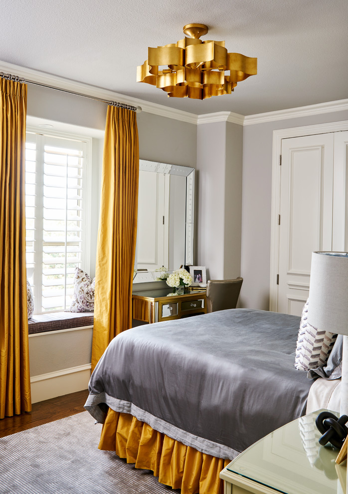 Inspiration för mellanstora klassiska sovrum, med grå väggar, mellanmörkt trägolv och brunt golv
