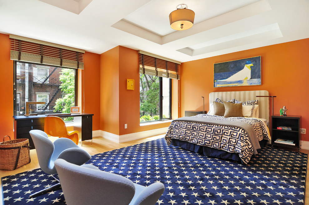 На фото: большая хозяйская спальня в современном стиле с оранжевыми стенами, светлым паркетным полом и синим полом с