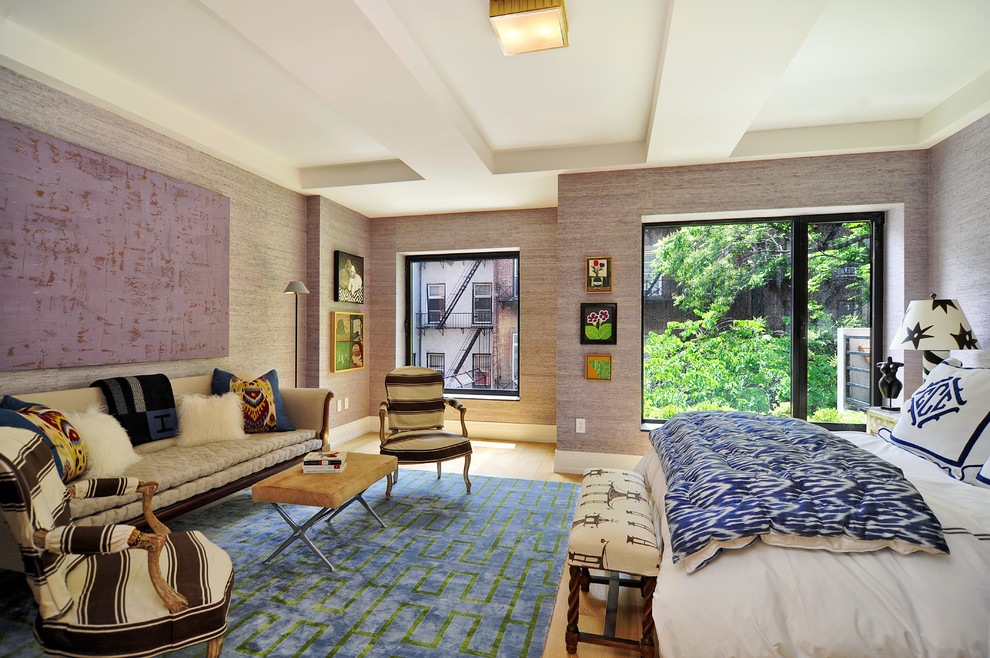 Ejemplo de dormitorio principal ecléctico grande con paredes púrpuras, suelo de madera clara y suelo beige