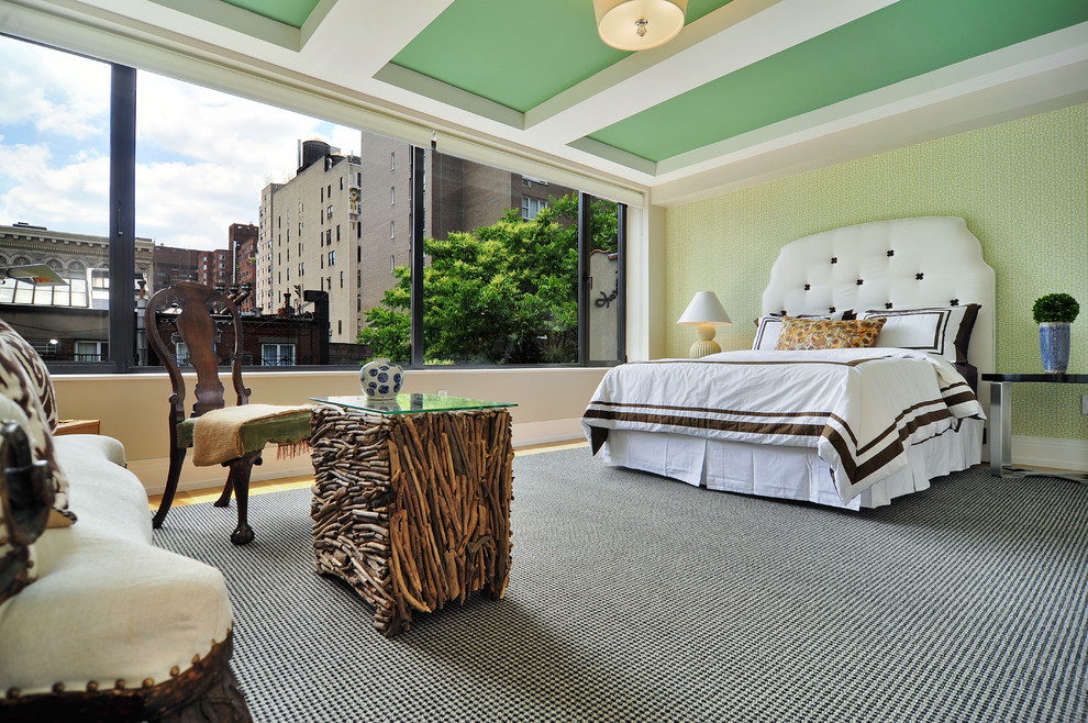 Idee per una grande camera degli ospiti eclettica con pareti verdi e moquette