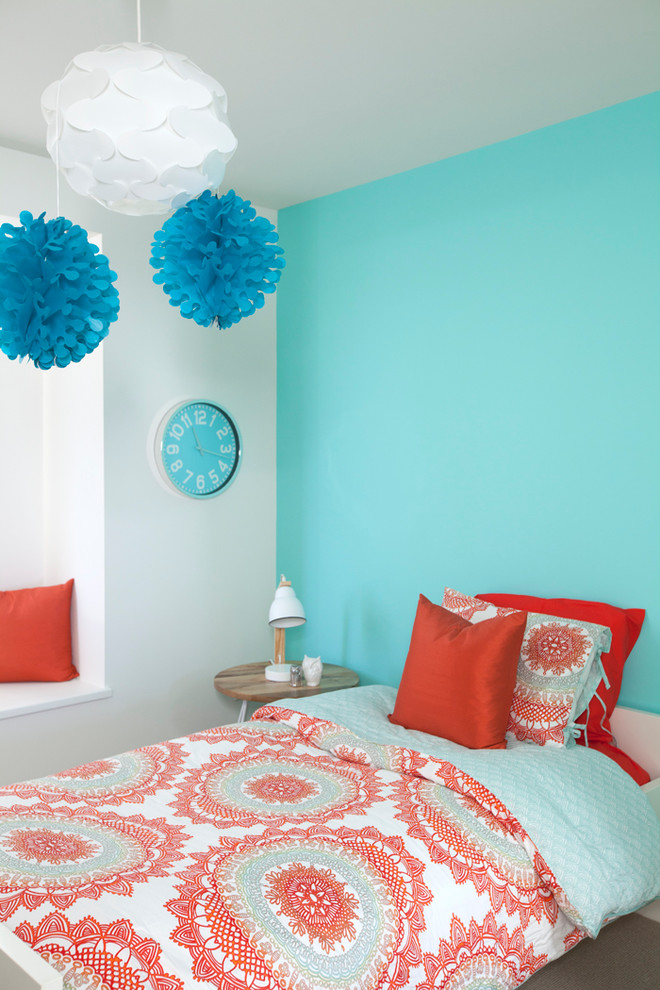 Idées déco pour une chambre contemporaine avec un mur bleu.