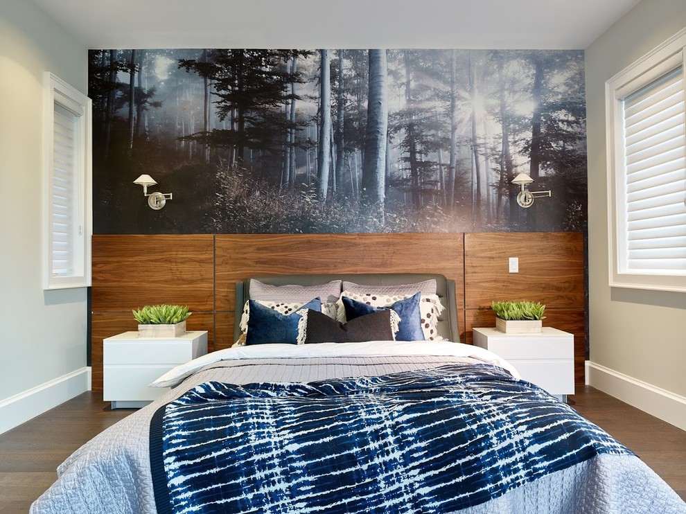 Mittelgroßes Modernes Hauptschlafzimmer ohne Kamin mit brauner Wandfarbe, Sperrholzboden und braunem Boden in Vancouver