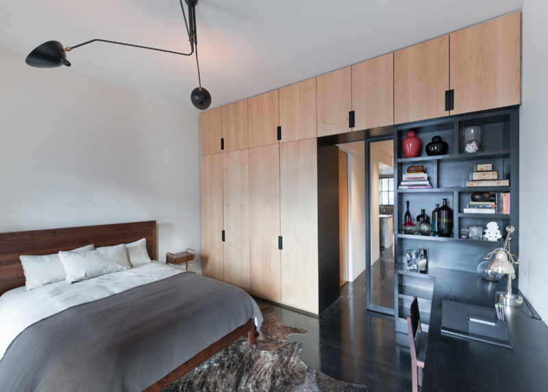 Идея дизайна: хозяйская спальня среднего размера в современном стиле с белыми стенами и темным паркетным полом
