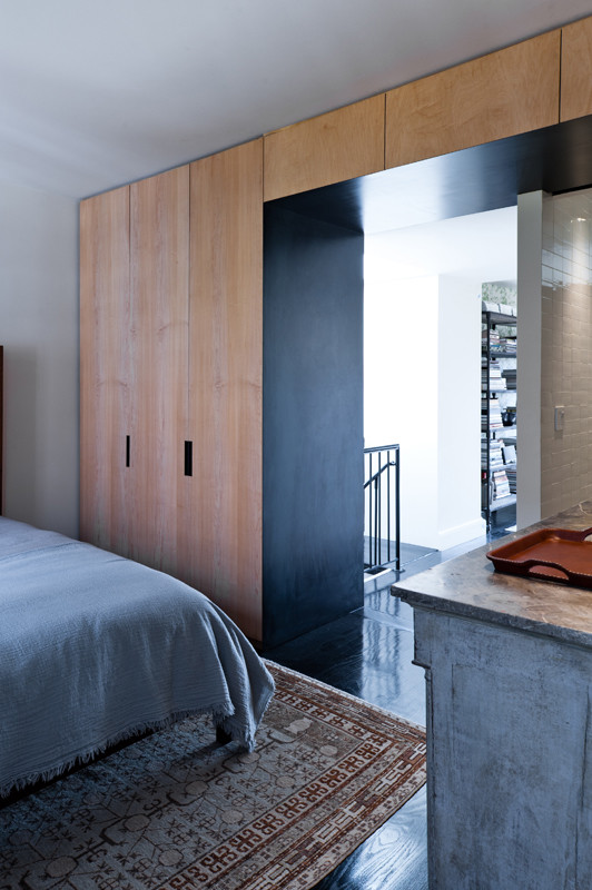 Стильный дизайн: гостевая спальня среднего размера, (комната для гостей) в современном стиле с белыми стенами и темным паркетным полом - последний тренд