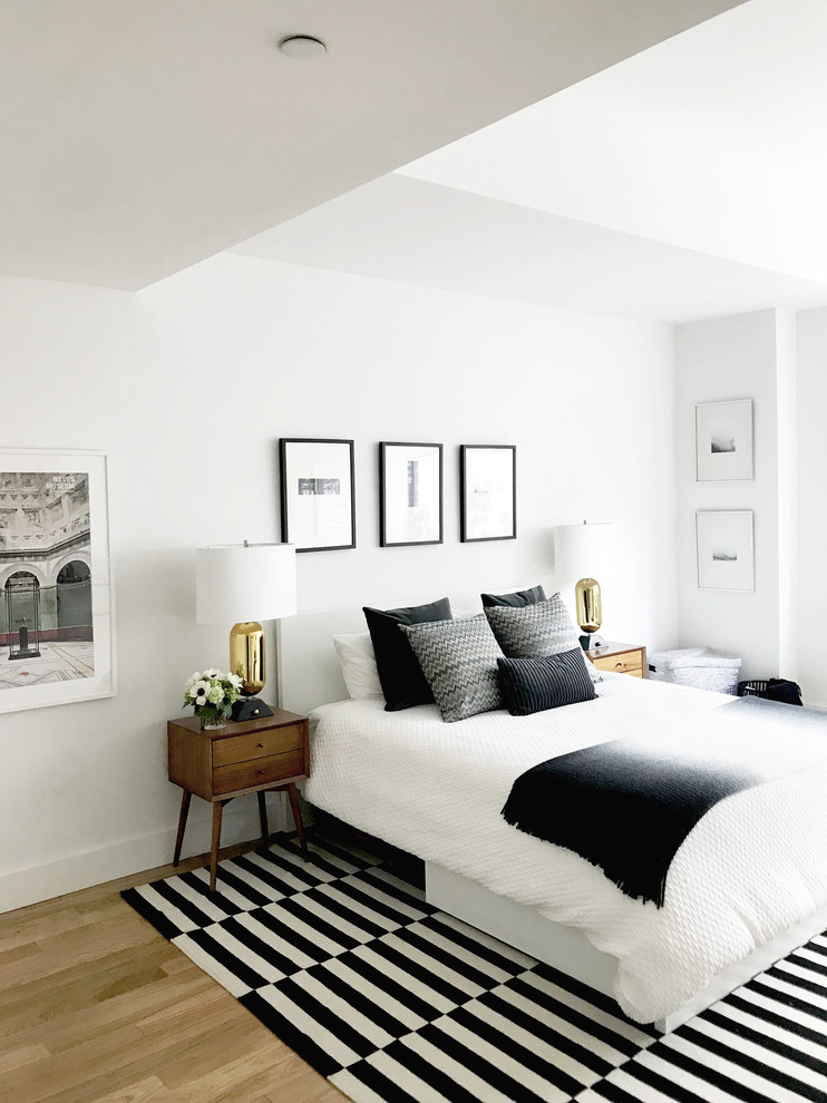Modernes Hauptschlafzimmer mit weißer Wandfarbe in New York