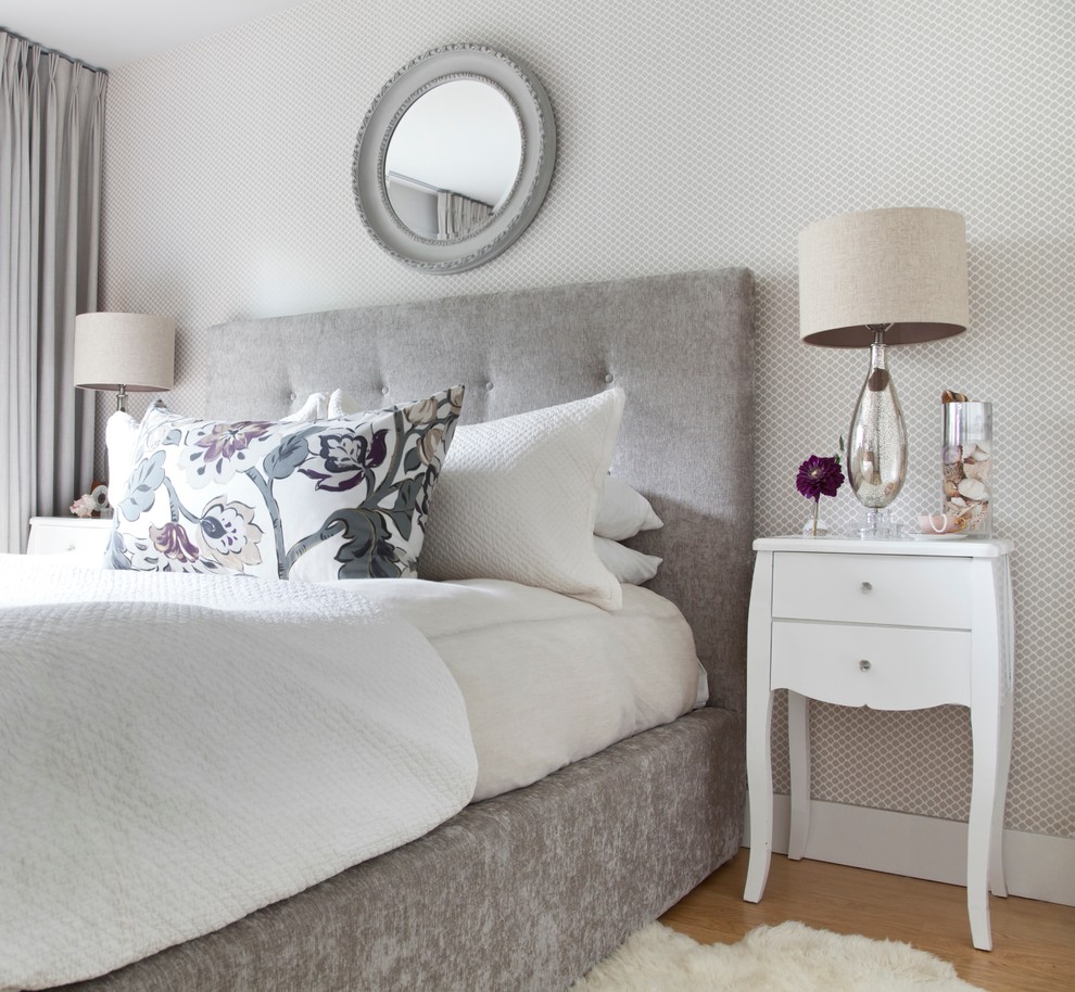 Идея дизайна: маленькая хозяйская, серо-белая спальня в стиле неоклассика (современная классика) с серыми стенами и светлым паркетным полом без камина для на участке и в саду