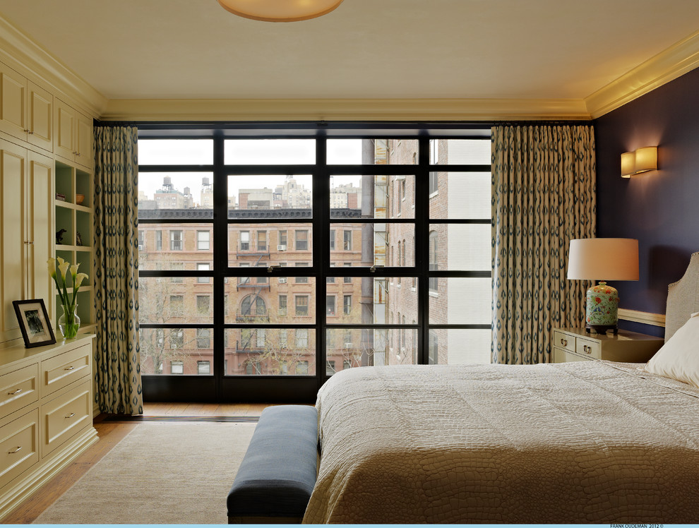 Immagine di una camera degli ospiti chic di medie dimensioni con pareti viola, pavimento in legno massello medio, nessun camino e pavimento marrone