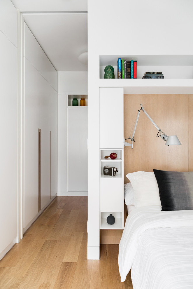 Пример оригинального дизайна: хозяйская спальня среднего размера в современном стиле с белыми стенами, светлым паркетным полом и белым полом без камина
