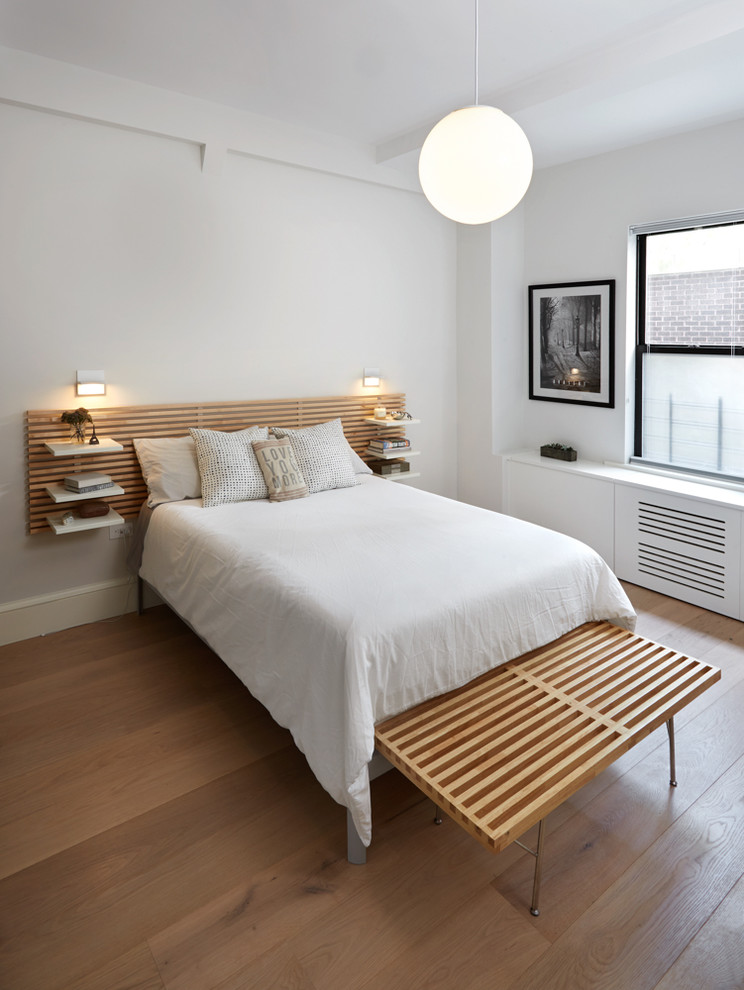 ニューヨークにある小さなコンテンポラリースタイルのおしゃれな主寝室 (白い壁、淡色無垢フローリング、ベージュの床) のレイアウト