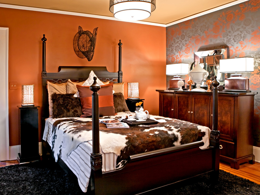 Imagen de dormitorio principal ecléctico de tamaño medio con parades naranjas y suelo de madera clara