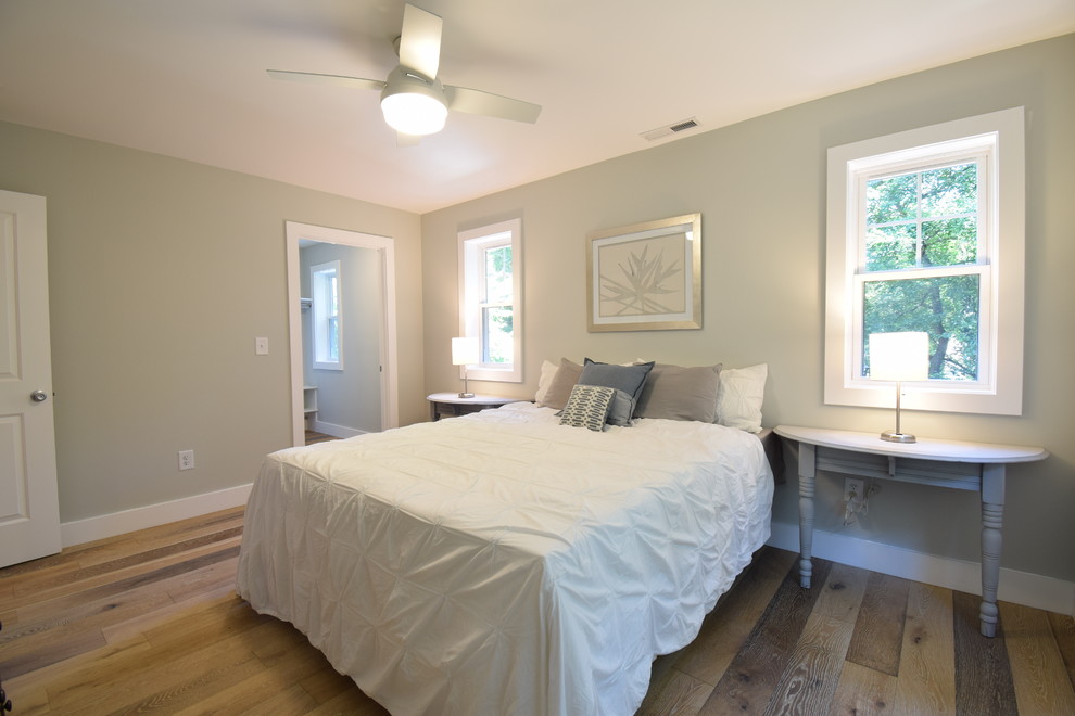 Идея дизайна: хозяйская спальня среднего размера в стиле кантри с серыми стенами, светлым паркетным полом и разноцветным полом