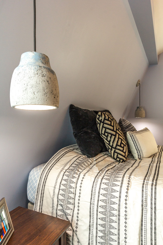Источник вдохновения для домашнего уюта: хозяйская спальня в стиле фьюжн с синими стенами, паркетным полом среднего тона и коричневым полом