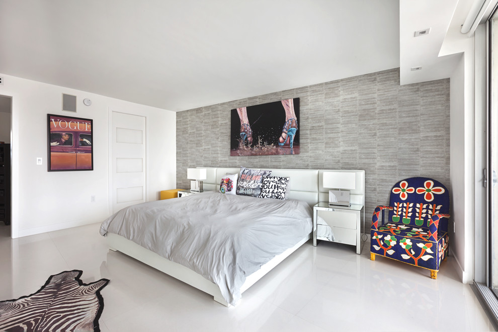 Imagen de dormitorio ecléctico con paredes grises