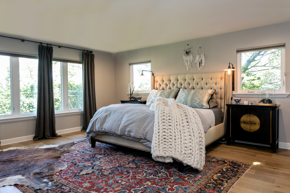 Источник вдохновения для домашнего уюта: хозяйская спальня в стиле фьюжн с серыми стенами, паркетным полом среднего тона и бежевым полом