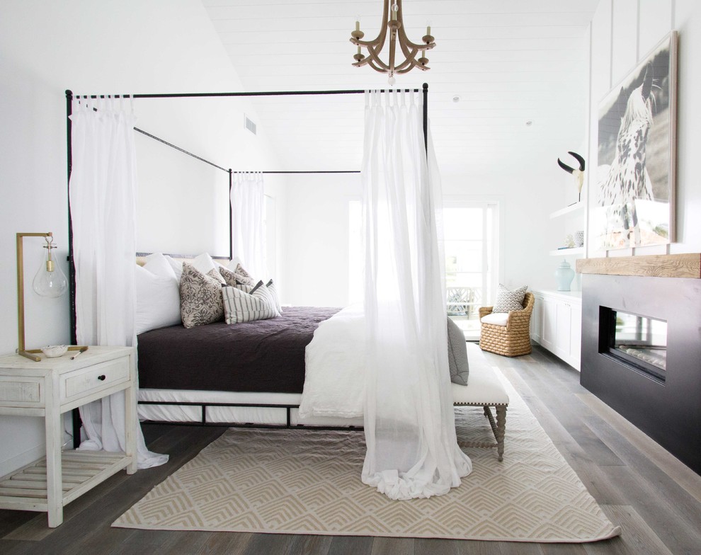 Идея дизайна: большая хозяйская спальня в морском стиле с белыми стенами, темным паркетным полом и горизонтальным камином