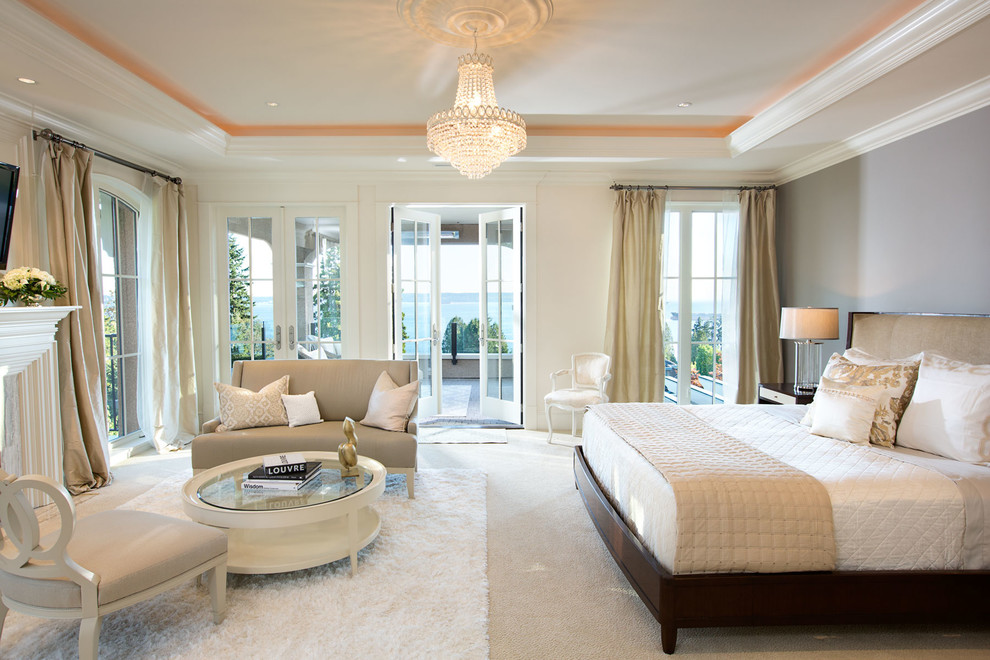 Klassisches Schlafzimmer mit grauer Wandfarbe, Teppichboden und beigem Boden in Vancouver