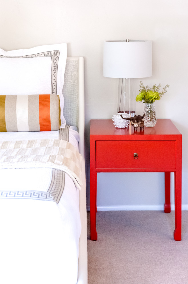 Стильный дизайн: хозяйская спальня среднего размера в стиле ретро с ковровым покрытием - последний тренд