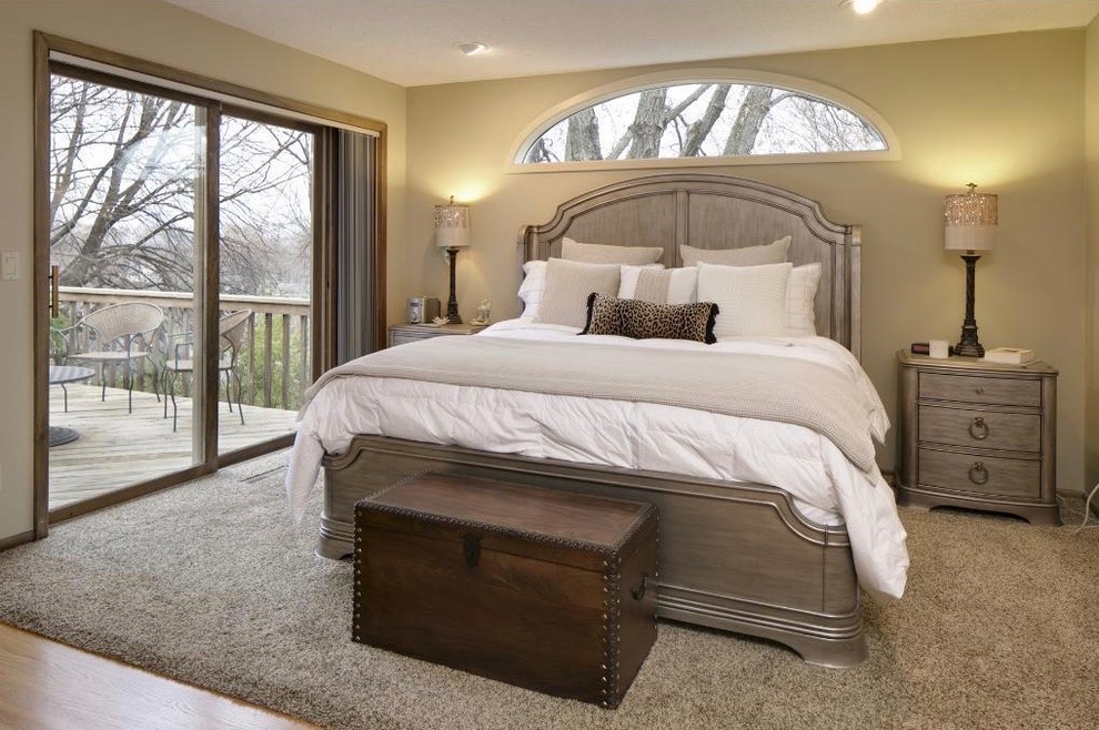 Diseño de dormitorio principal tradicional de tamaño medio con paredes beige, suelo de madera clara y suelo beige