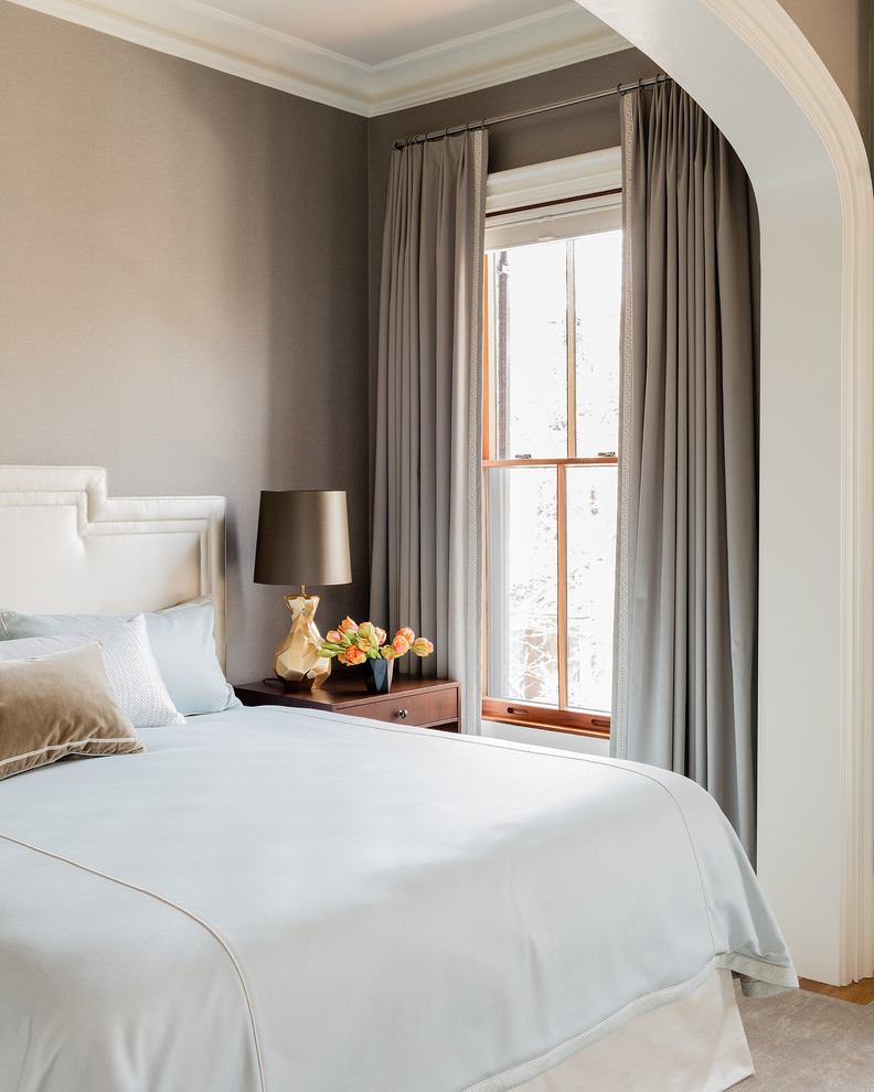 Стильный дизайн: большая хозяйская спальня в классическом стиле с серыми стенами, светлым паркетным полом, стандартным камином, фасадом камина из камня и серым полом - последний тренд