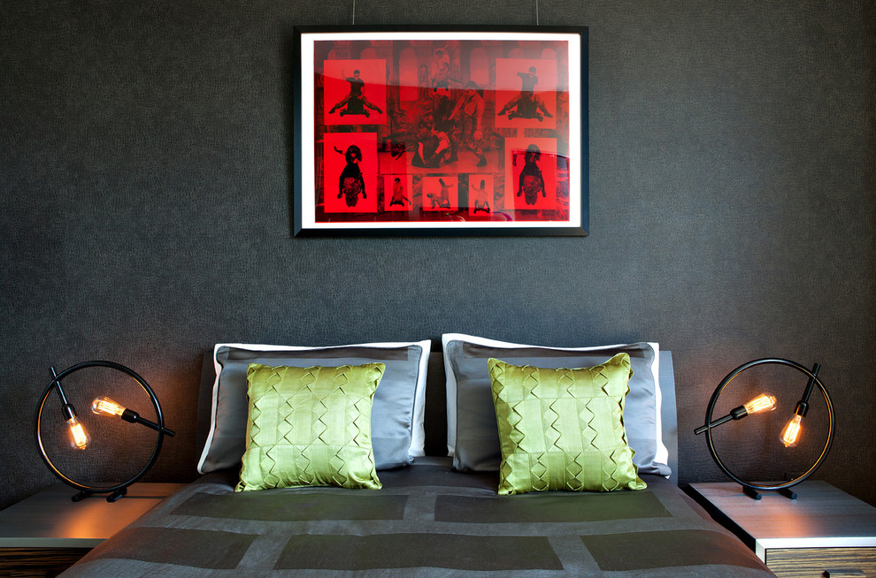 На фото: хозяйская спальня среднего размера в стиле модернизм с черными стенами и паркетным полом среднего тона
