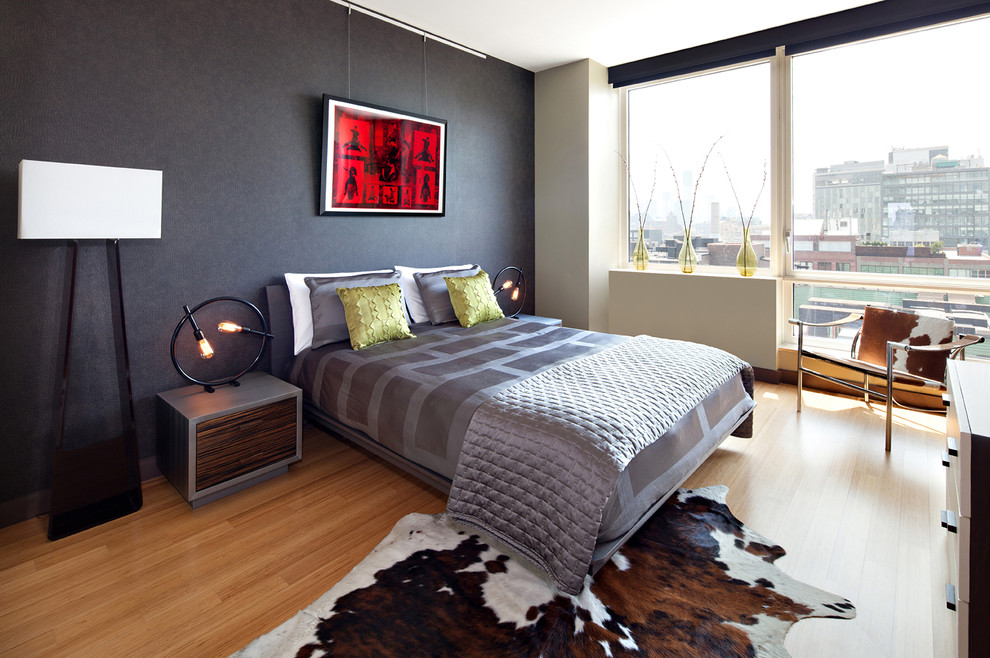 Exemple d'une chambre moderne de taille moyenne avec un mur gris et un sol en bois brun.