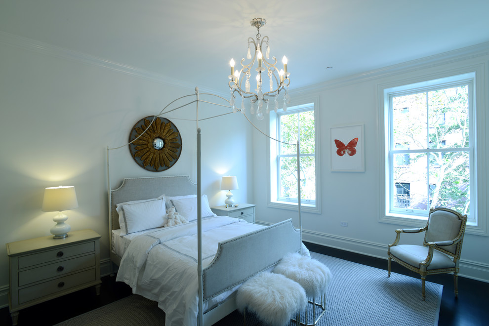 Источник вдохновения для домашнего уюта: гостевая спальня среднего размера, (комната для гостей) в классическом стиле с белыми стенами