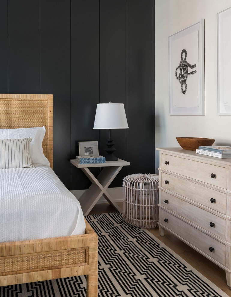 Mittelgroßes Maritimes Schlafzimmer ohne Kamin mit schwarzer Wandfarbe, hellem Holzboden und braunem Boden in Providence