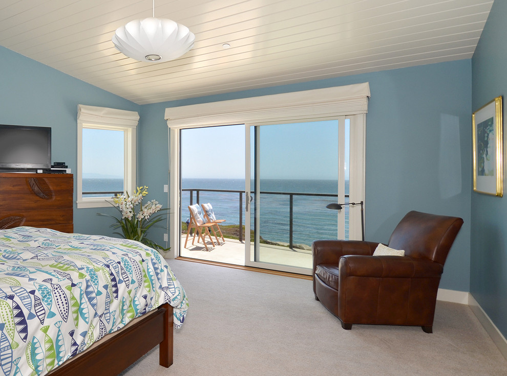 Diseño de dormitorio principal costero con paredes azules y moqueta