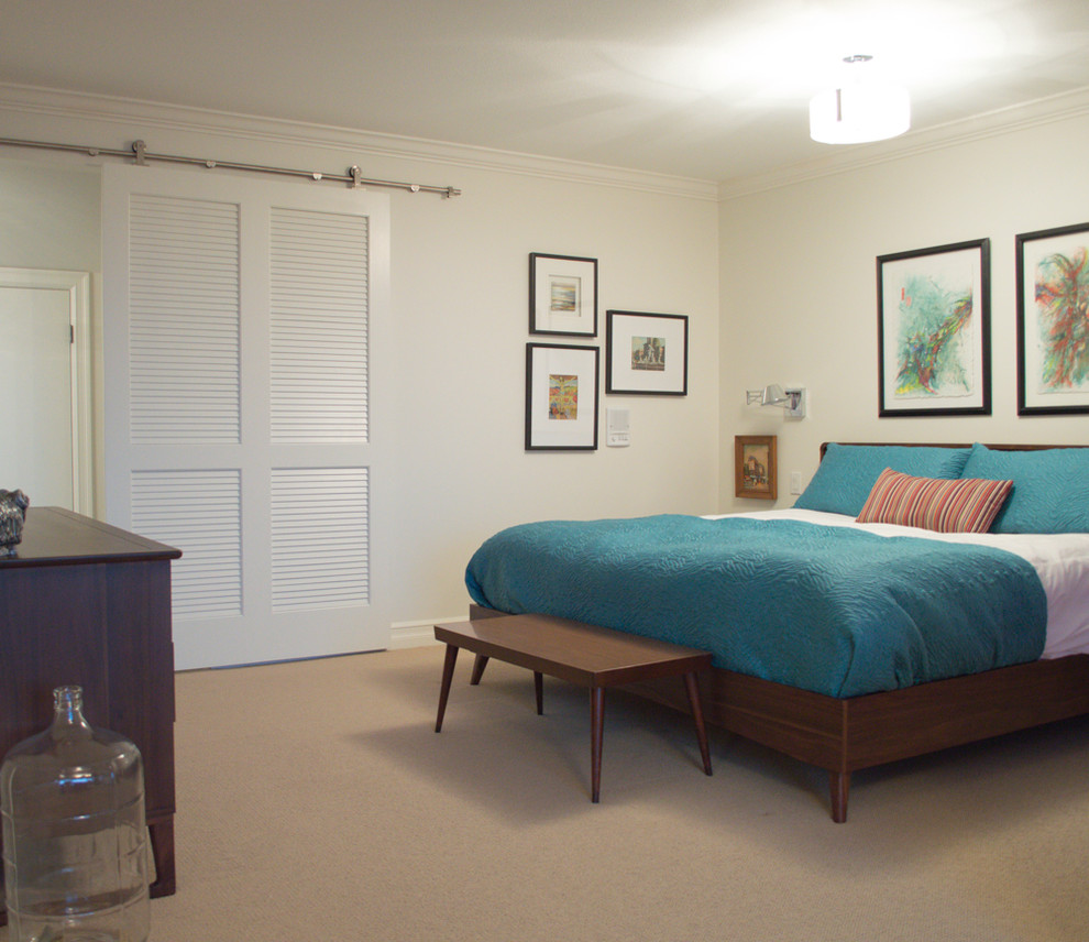 Cette photo montre une chambre tendance de taille moyenne avec un mur blanc et aucune cheminée.