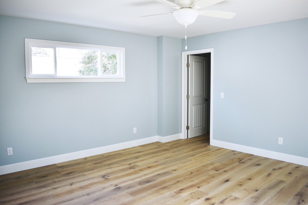 Стильный дизайн: хозяйская спальня среднего размера в морском стиле с синими стенами, светлым паркетным полом и коричневым полом без камина - последний тренд