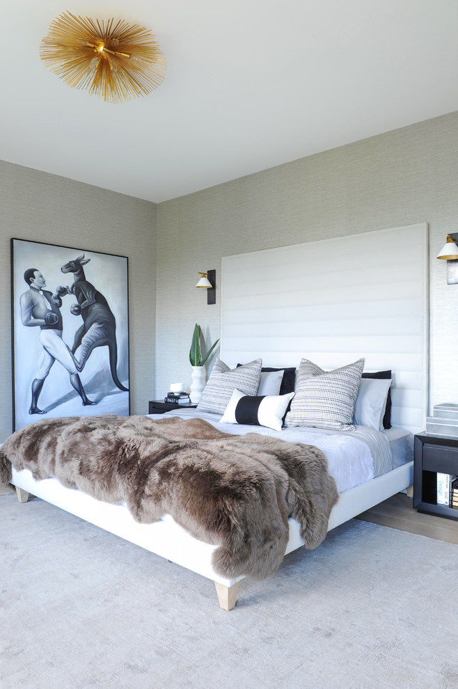 Foto de dormitorio principal contemporáneo con paredes grises, suelo de madera clara y suelo marrón