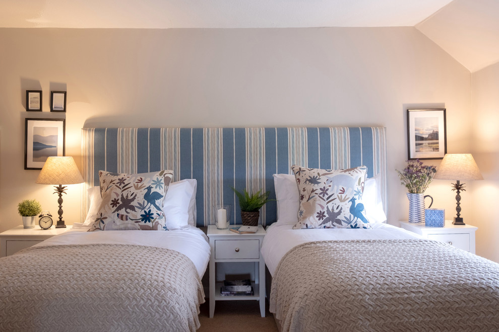 Ejemplo de habitación de invitados de estilo de casa de campo grande con paredes blancas y moqueta