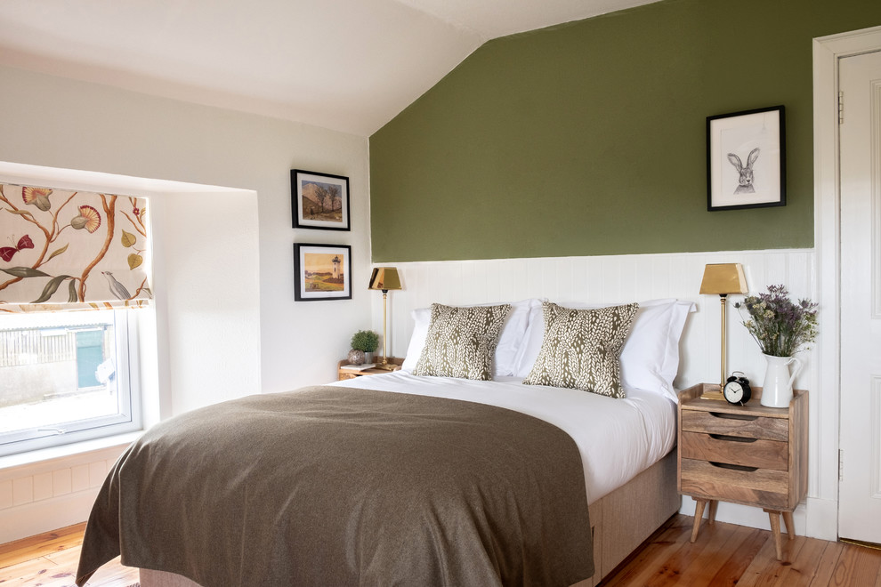 Foto de habitación de invitados campestre grande con suelo de madera en tonos medios, paredes blancas y suelo marrón