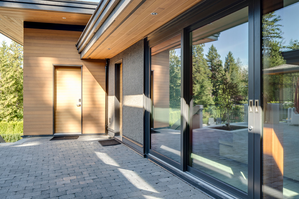 Modernes Gästezimmer ohne Kamin mit Backsteinboden und grauem Boden in Vancouver