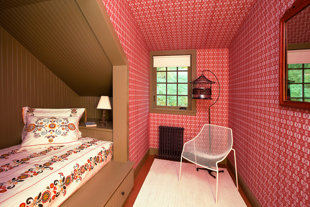 На фото: гостевая спальня (комната для гостей) в стиле рустика с разноцветными стенами с