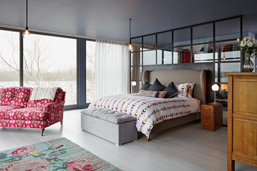 Imagen de dormitorio principal ecléctico grande con suelo de madera clara y suelo beige