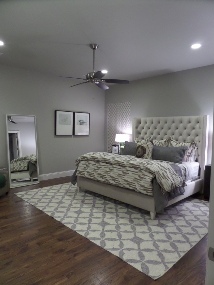 Imagen de dormitorio principal tradicional renovado grande con paredes grises y suelo de madera en tonos medios