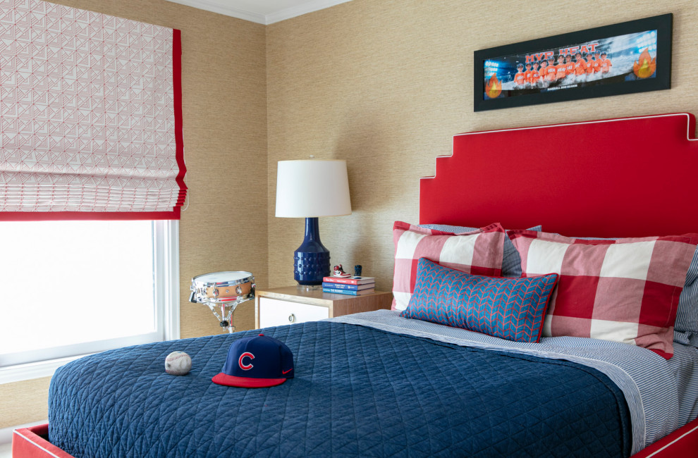 Foto de dormitorio clásico renovado sin chimenea con paredes verdes, moqueta y suelo beige