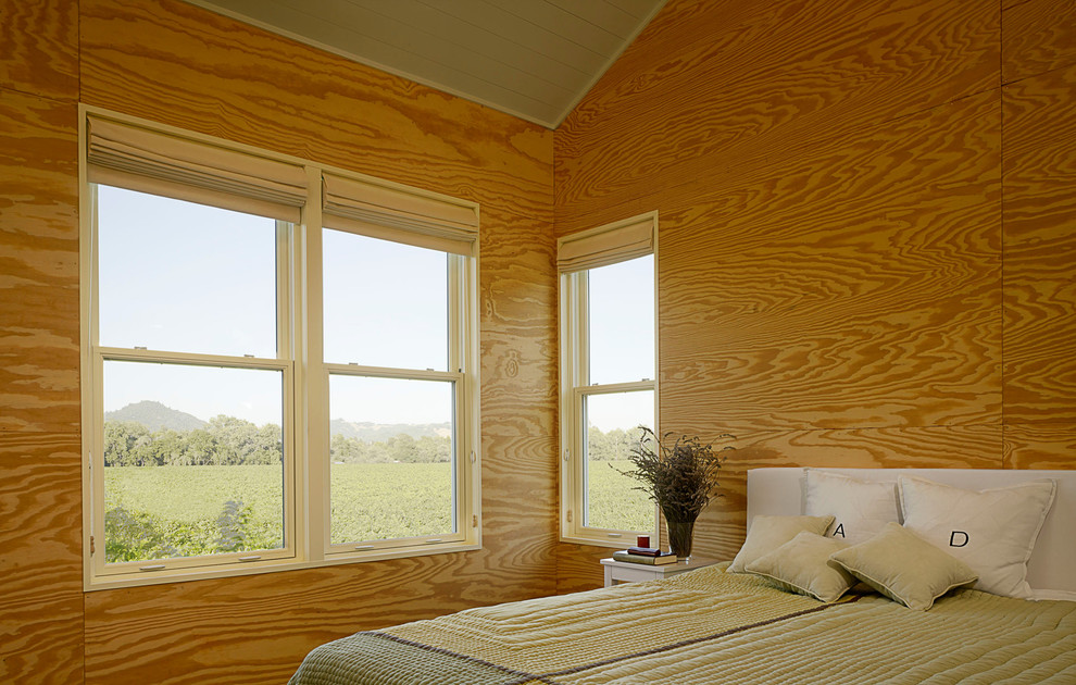 Esempio di una camera da letto country con pareti beige